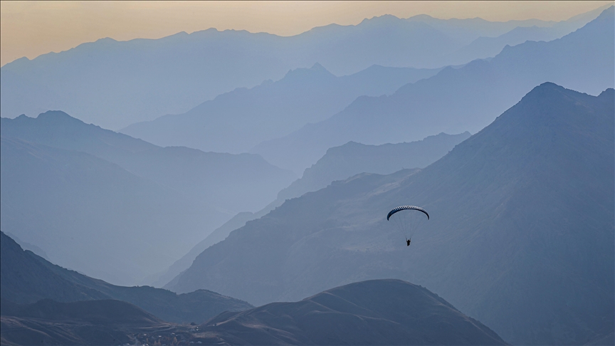Hakkari semaları yamaç paraşütüyle renkleniyor