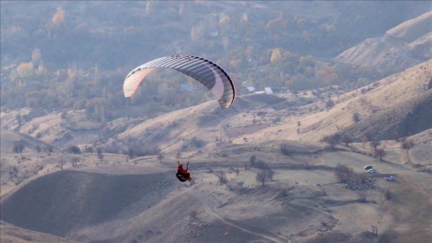 الطيران الشراعي في هاكّاري التركية.. تجربة مغامرة بين الجبال الشاهقة