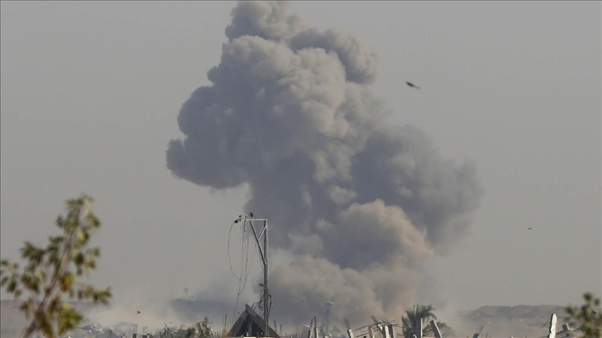 De violents bombardements israéliens visent des immeubles résidentiels dans le sud et le nord de Gaza