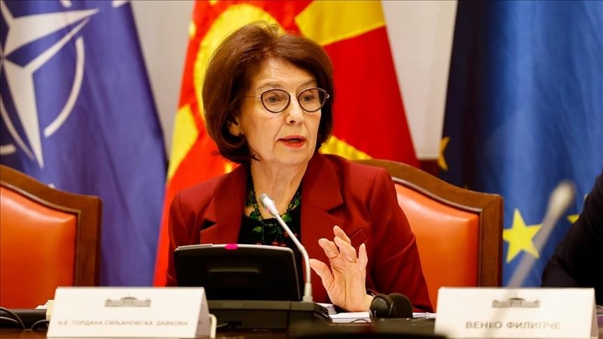 Presidentja Siljanovska Davkova uron qytetarët shqiptarë me rastin e Ditës së Alfabetit