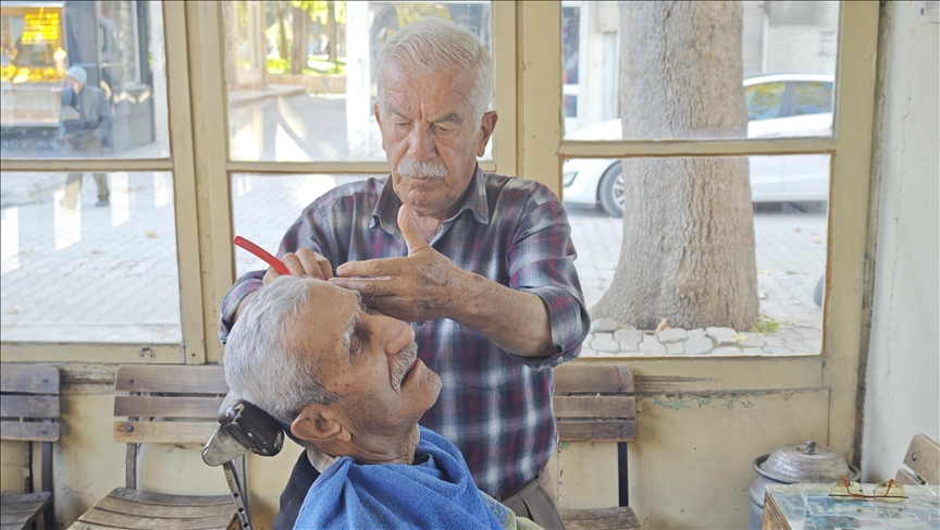 Antalya\'da gençliğinde eline aldığı berber makasını 57 yıldır bırakmıyor