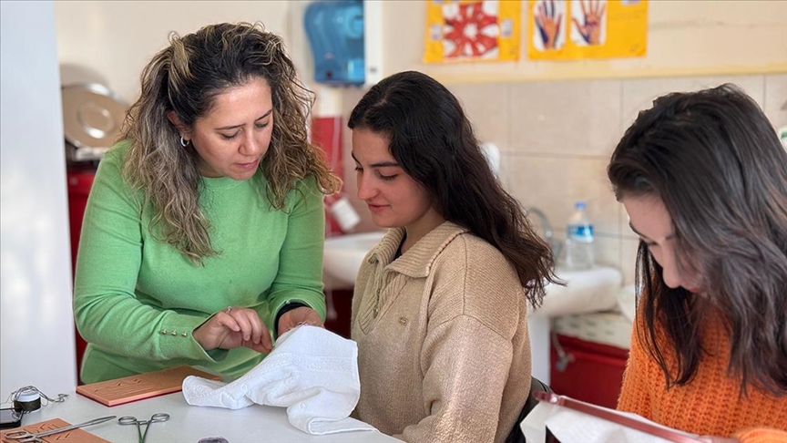 Ebelik öğrencileri el becerilerini dikiş nakışla geliştiriyor