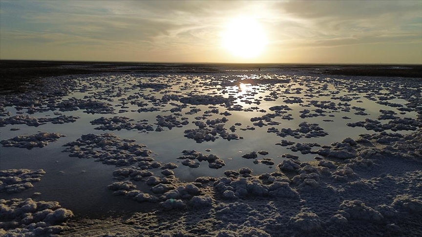 Formacionet mahnitëse e shndërrojnë Liqenin e Kripës në Turqi në një spektakël vizual