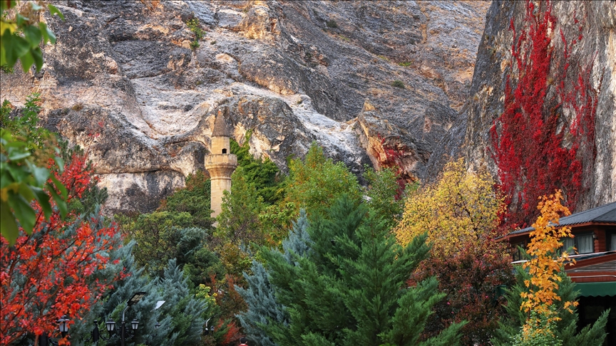 Kuliyeya Semûncî Baba bi rengên payizê venixumî