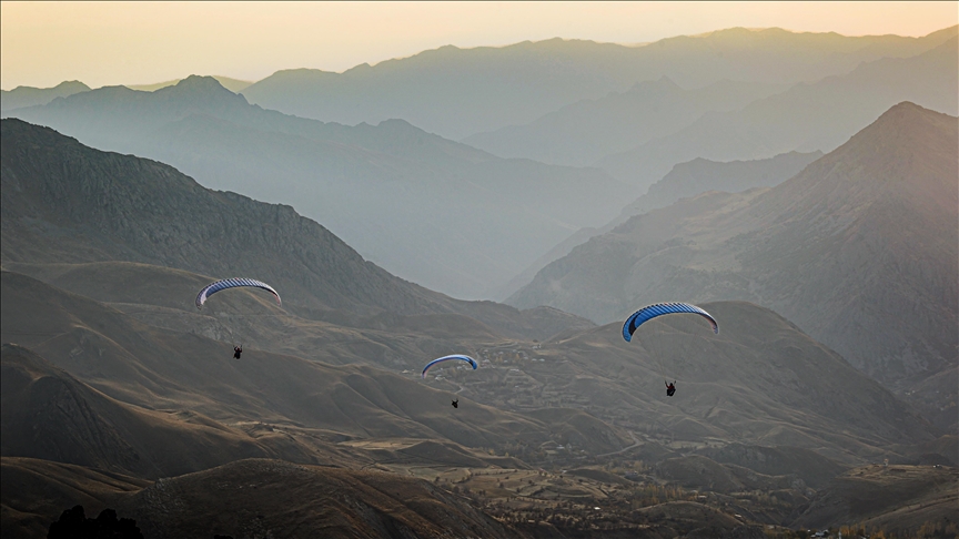 Ezmanê Hekariyê bi pereşûta berpalê rengîn û şên dibe