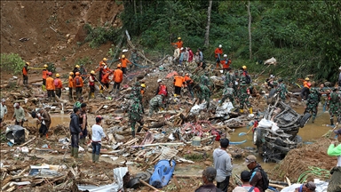 Endonezya'da toprak kaymaları nedeniyle ölenlerin sayısı 30'a yükseldi