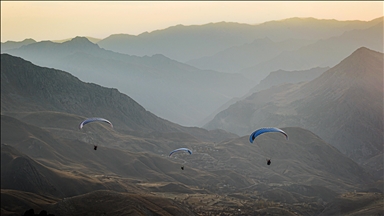 Hakkari semaları yamaç paraşütüyle renkleniyor
