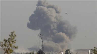 De violents bombardements israéliens visent des immeubles résidentiels dans le sud et le nord de Gaza