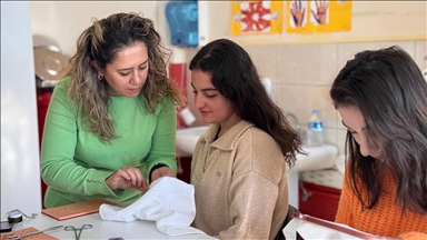 Ebelik öğrencileri el becerilerini dikiş nakışla geliştiriyor