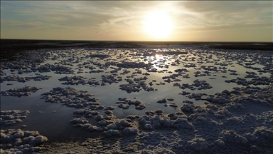 Formacionet mahnitëse e shndërrojnë Liqenin e Kripës në Turqi në një spektakël vizual