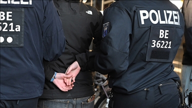 Almanya'da sosyal medyada memurlara yönelik "parazit" paylaşımında bulunan kişinin evi polislerce basıldı