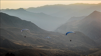 Ezmanê Hekariyê bi pereşûta berpalê rengîn û şên dibe