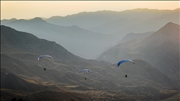 Hakkari semaları yamaç paraşütüyle renkleniyor