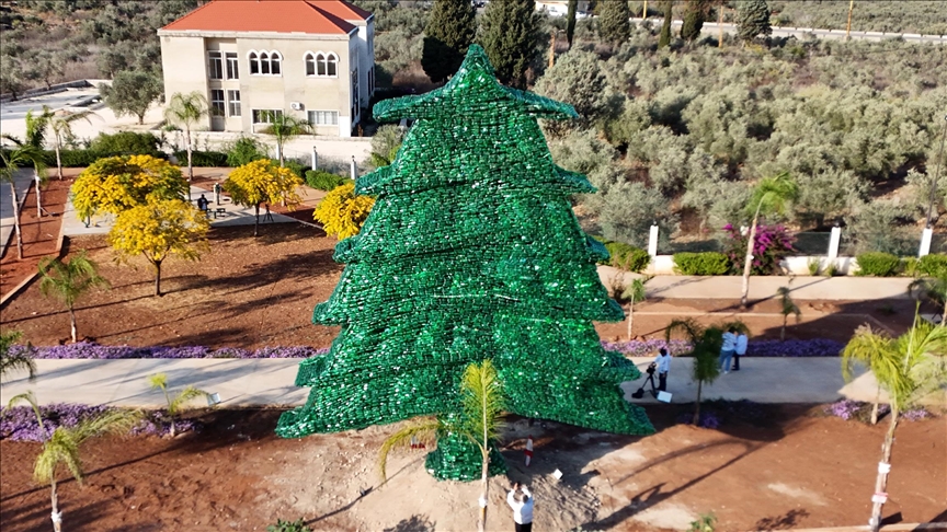 لبنانية تدخل "غينيس" بأكبر "شجرة أرز" بلاستيكية في العالم (تقرير إخباري)