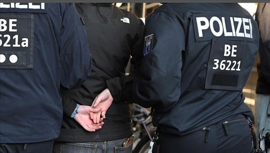 پلیس آلمان خانه‌ فردی را که در شبکه‌های اجتماعی مأموران را «پارازیت» نامیده بود، مورد یورش قرار داد