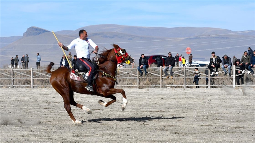 Kars\'ta cirit ve at yarışlarında sporcular kıyasıya mücadele etti 