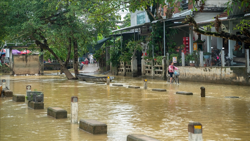 Najmanje 90 mrtvih, 12 nestalih nakon poplava koje su pogodile Vijetnam