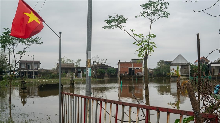 Vietnam\'da şiddetli yağışların neden olduğu sellerde ölü sayısı 90\'a yükseldi