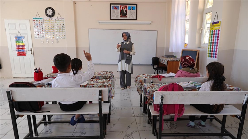 Irak sınırında görev yapan Gülay öğretmenden okuldan eve uzanan eğitim seferberliği