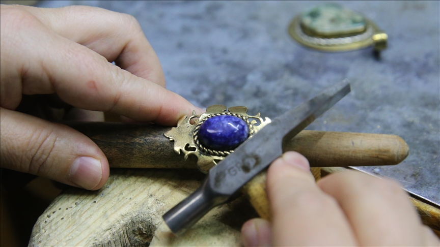 طوقات التركية.. أنامل ناعمة تتفنن بتحويل الأحجار إلى هدايا