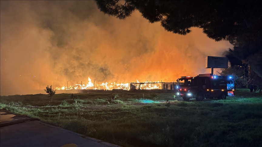 İzmir'de çöp depolama alanında çıkan yangına müdahale ediliyor