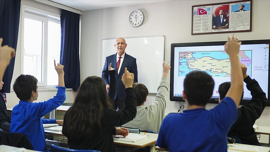 Yarım asırlık öğretmen çocuklarıyla aynı okulda görev yapıyor