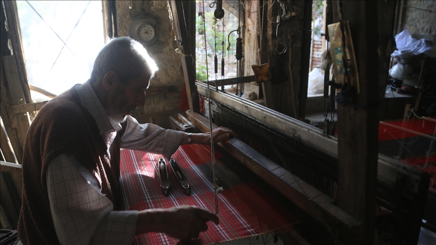 الحلبي محمد أزرق.. من أواخر حراس النسيج اليدوي المهدد بالاندثار