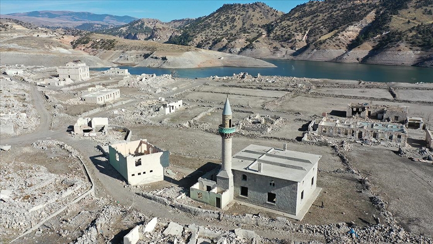 Kars\'ta baraj sularının çekilmesiyle köy gün yüzüne çıktı