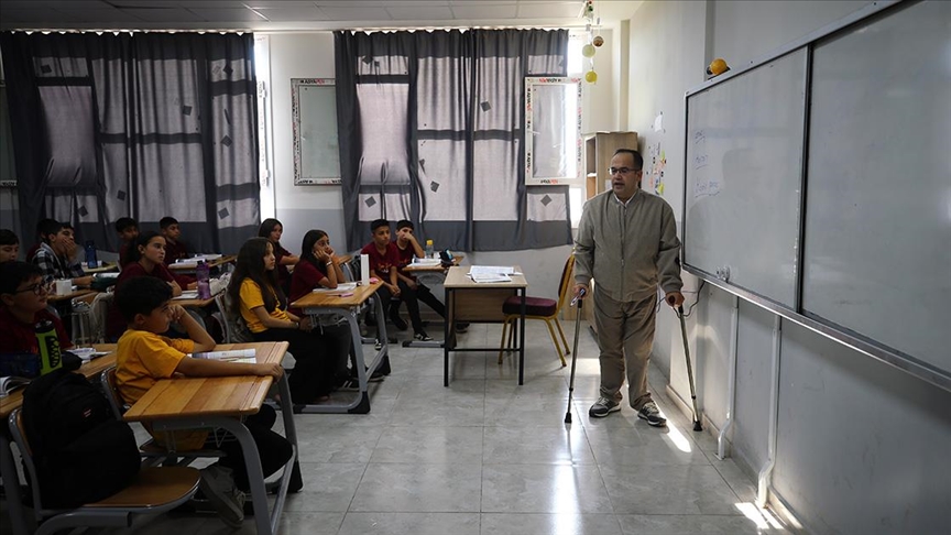 Yanlış iğneyle engelli kalan Veli öğretmen 22 yıldır azmiyle öğrencilerine örnek oluyor