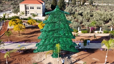 لبنانية تدخل "غينيس" بأكبر "شجرة أرز" بلاستيكية في العالم 