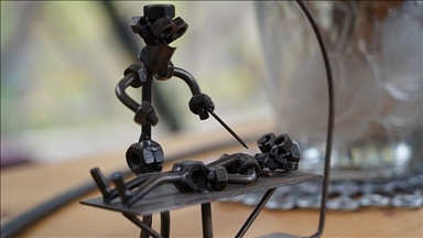 Artisti libanez transformon mbeturinat metalike të luftës në vepra me mesazhe për paqen dhe jetën