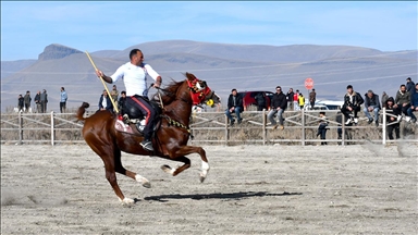 Kars'ta cirit ve at yarışlarında sporcular kıyasıya mücadele etti 