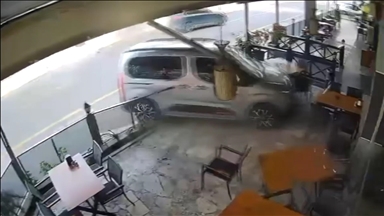 Aydın'da çocuğun kullandığı hafif ticari aracın lokantaya girmesi güvenlik kamerasında