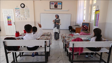 Irak sınırında görev yapan Gülay öğretmenden okuldan eve uzanan eğitim seferberliği