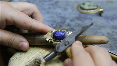 طوقات التركية.. أنامل ناعمة تتفنن بتحويل الأحجار إلى هدايا