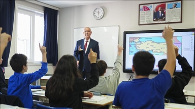 Yarım asırlık öğretmen çocuklarıyla aynı okulda görev yapıyor