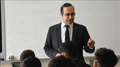 Görme engelli öğretmen, azmiyle öğrencilerine örnek oluyor