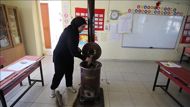 Dağ köyünün fedakar öğretmeni soba yakarak ısıttığı sınıfta öğrencileri geleceğe hazırlıyor