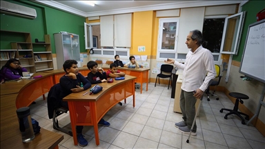 Koltuk değnekli Mustafa öğretmen özel yetenekli öğrencileri geleceğe hazırlıyor