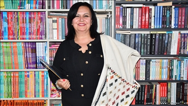 Emekli öğretmen omzuna astığı çantasındaki kitapları kırsaldaki öğrencilere ulaştırıyor