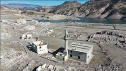 Kars'ta baraj sularının çekilmesiyle köy gün yüzüne çıktı