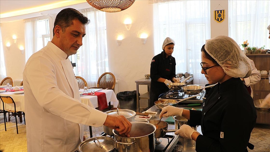 Mezun olduğu okulda yeni nesillerin eğitimi için çaba gösteriyor