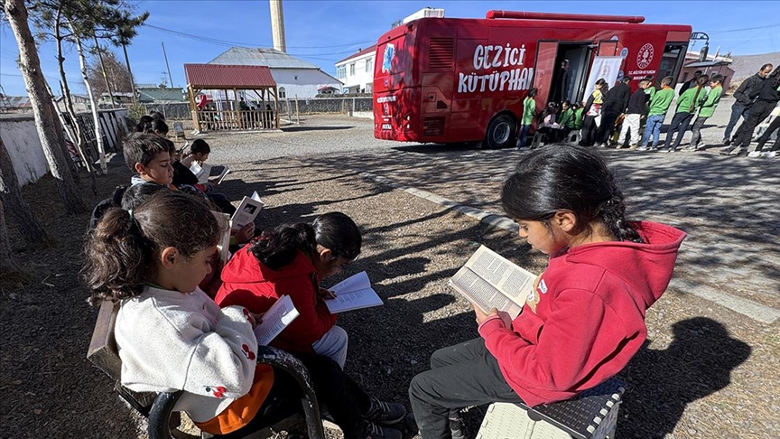Ardahan'da gezici kütüphane otobüsü 7 yıldır her kesimi kitapla buluşturuyor