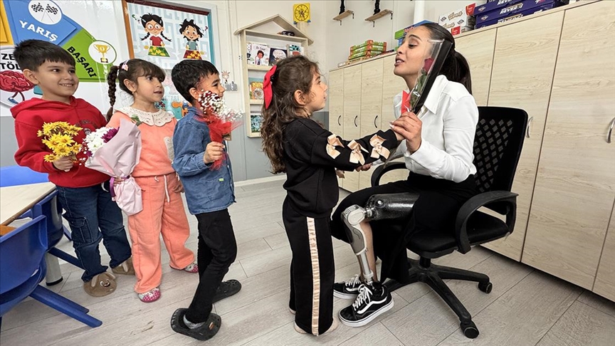 Protezle ayağa kalkan depremzede Sena öğretmen 24 Kasım Öğretmenler Günü\'nü öğrencileriyle kutladı