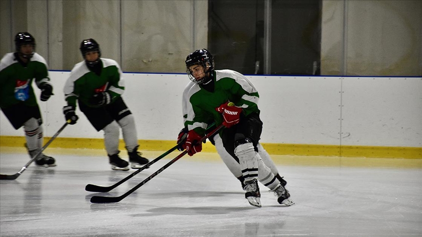 Şampiyon buz hokeyci Nil'in "milli takımda kaptanlık" hayali