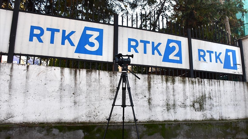 Kosova devlet radyo ve televizyonu RTK çalışanları, maaşlarını alamadıkları gerekçesiyle greve gitti