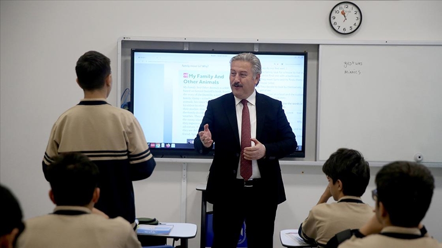 Başkanı olduğu belediyenin yaptırdığı lisede misafir öğretmenlik yapıyor