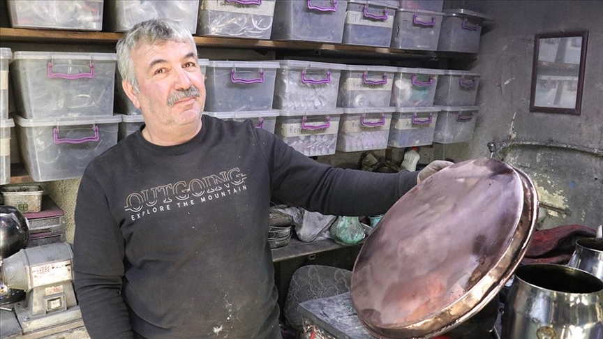 Mahmut usta 41 yıllık mesleğini bırakıp "unutulmasın" diye kalaycılığa başladı