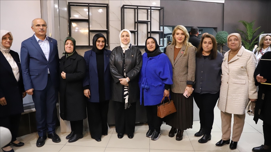 AK Parti Genel Merkez Kadın Kolları Başkanı Ercan, depremden etkilenen öğretmenlerle buluştu