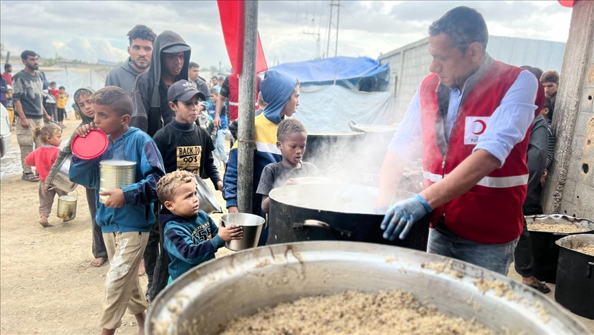 Gjysmëhëna e Kuqe Turke shpërndan në Gaza vakte të ngrohta ushqimi për 35.000 njerëz çdo ditë